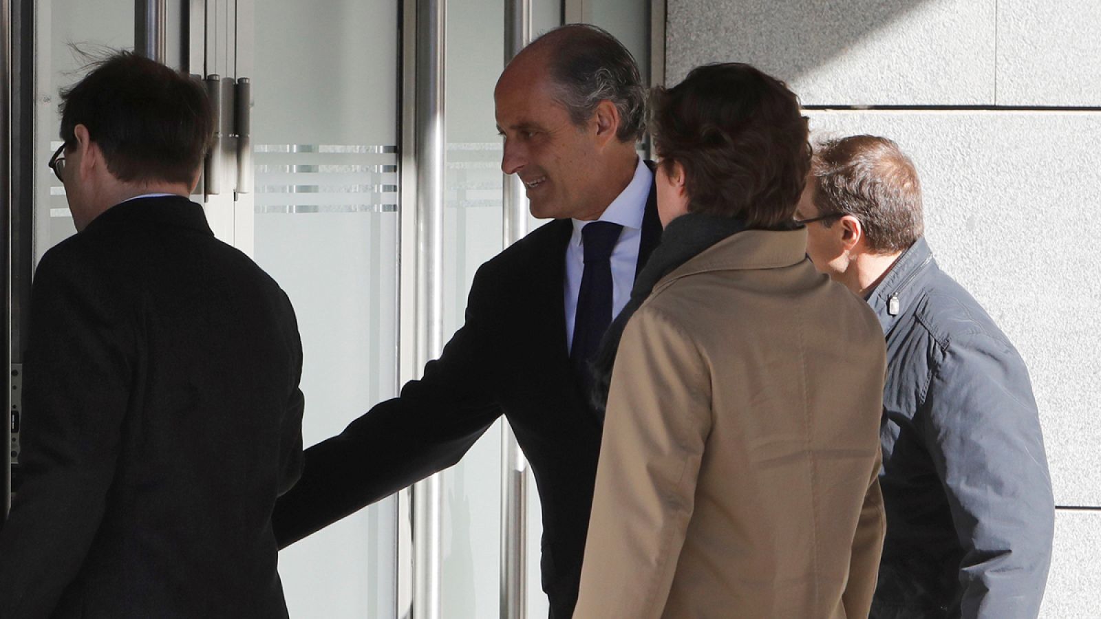 Francisco Camps (c), a su llegada para comparecer como testigo en el juicio de Gürtel