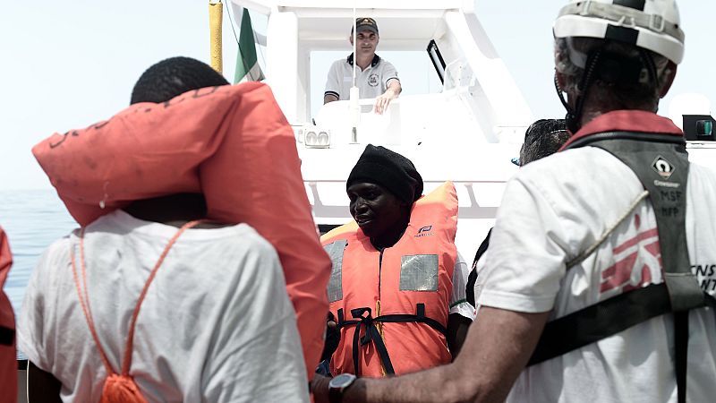 Los migrantes del Aquarius ponen rumbo a Valencia en tres barcos 