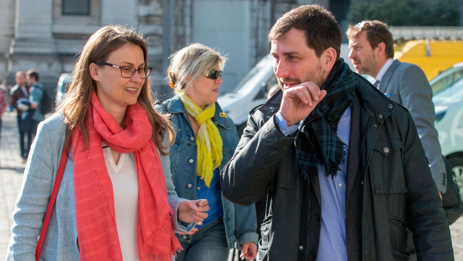 Toni Comín (d) y Meritxell Serret en una foto de archivo el pasado mes de abril en Bruselas