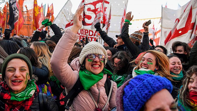 La ley que despenaliza el aborto en Argentina supera su primer trámite parlamentario con el país dividido