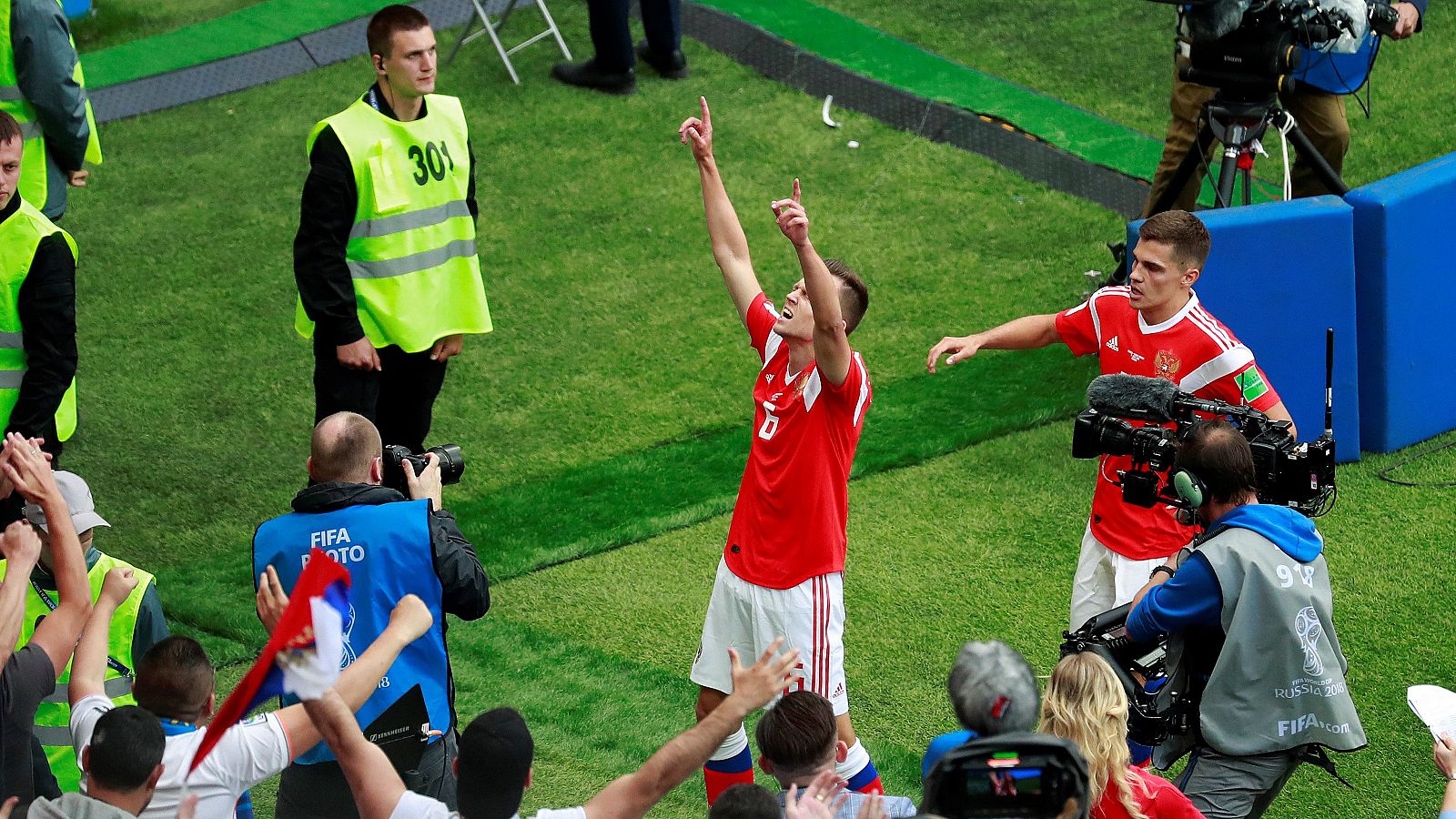 Rusia solventa su estreno mundialista ante Arabia Saudí