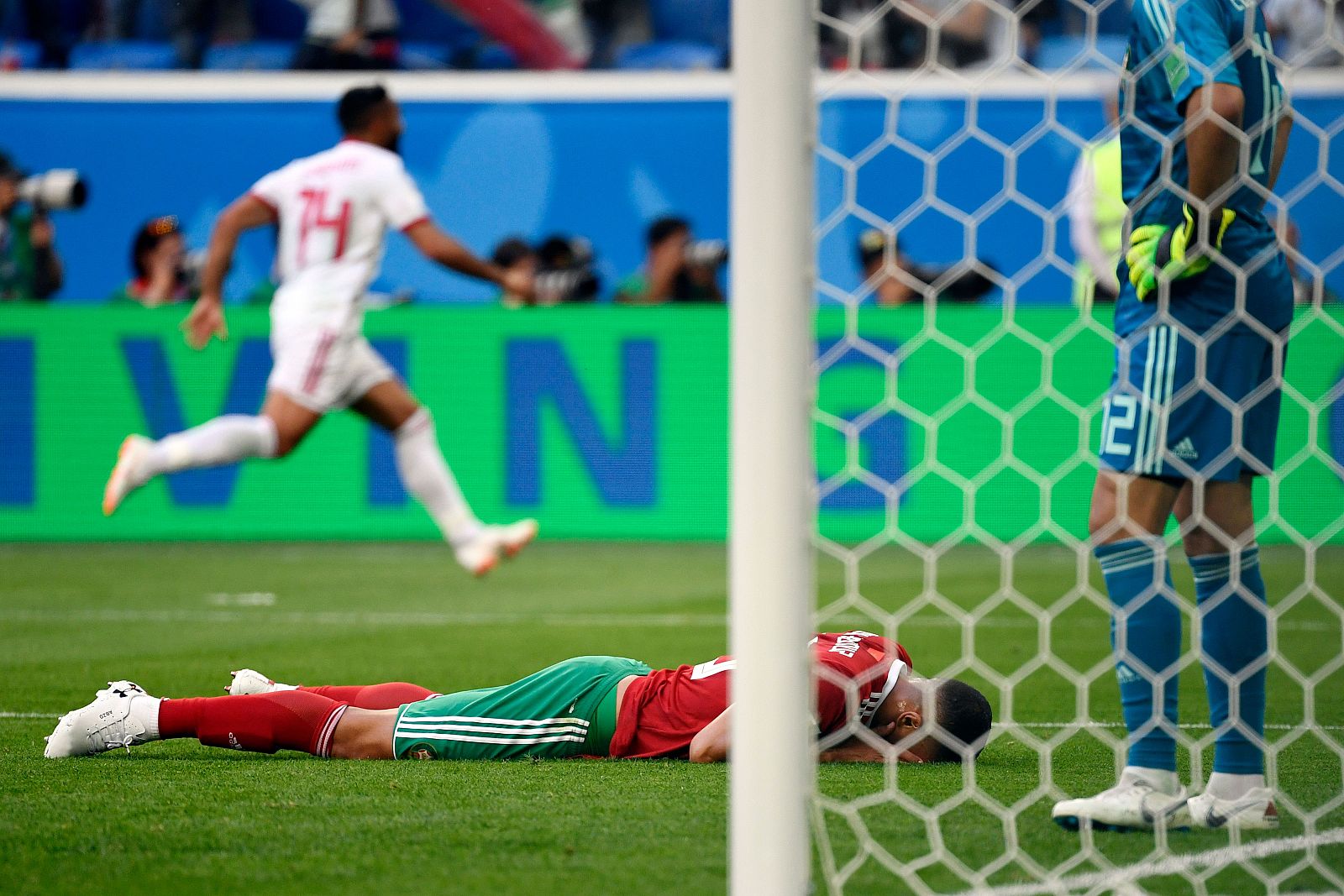 Bouhaddouz, en el suelo, se lamenta tras marcar en propia meta