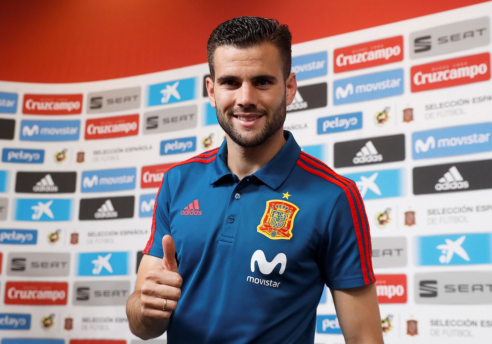 El lateral derecho de la selección española Nacho posa durante la rueda de prensa.
