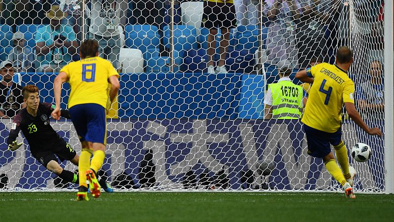 Suecia obtiene premio a su insistencia gracias a un penalti señalado por el VAR
