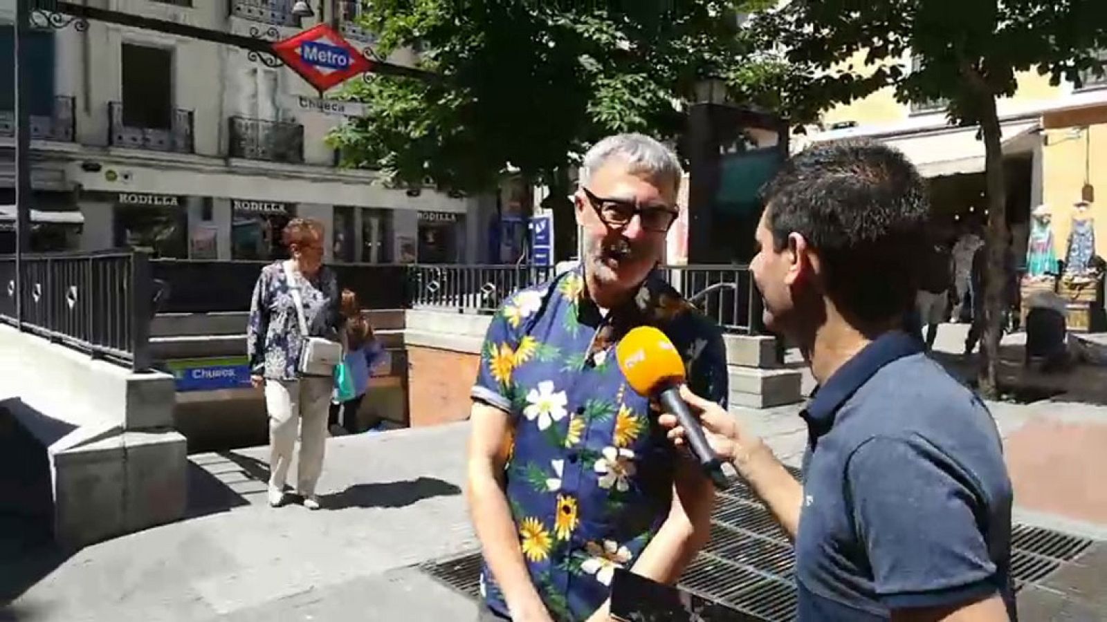 Un momento del videoencuentro con Paco Tomás en el barrio de Chueca.