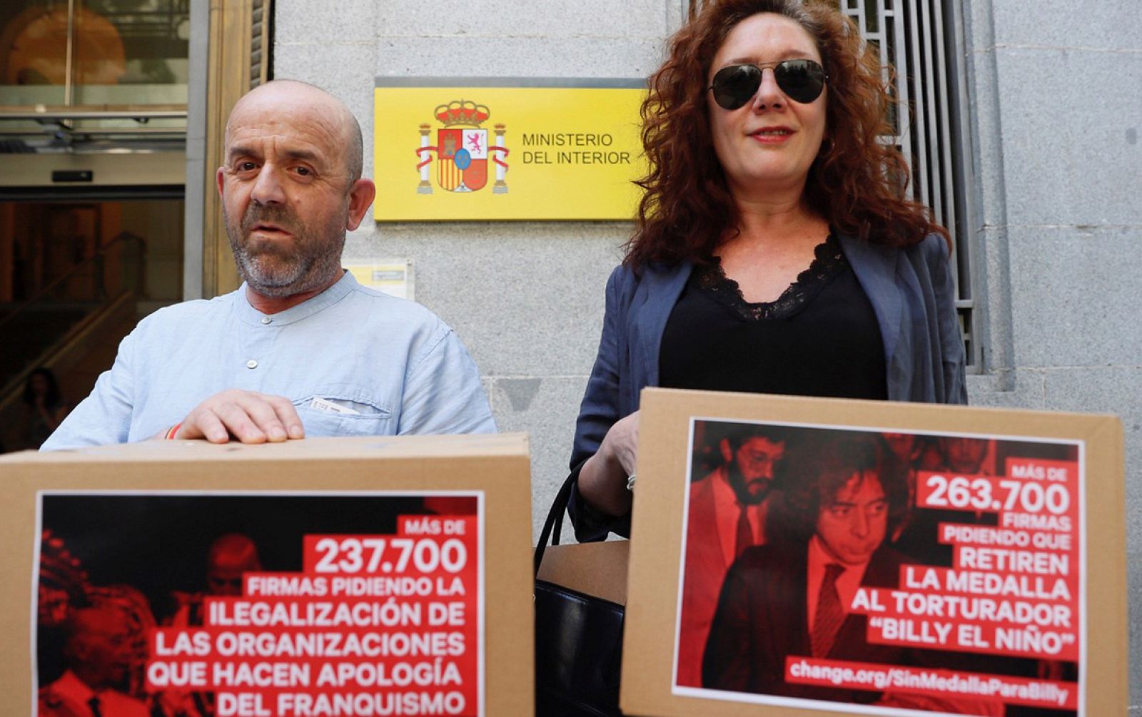 El portavoz de la Asociación para la Recuperación de la Memoria Histórica, Bonifacio Sánchez, y la periodista Cristina Fallarás, entregan en el Ministerio del Interior las firmas para pedir la retirada de la medalla a 'Billy el Niño'