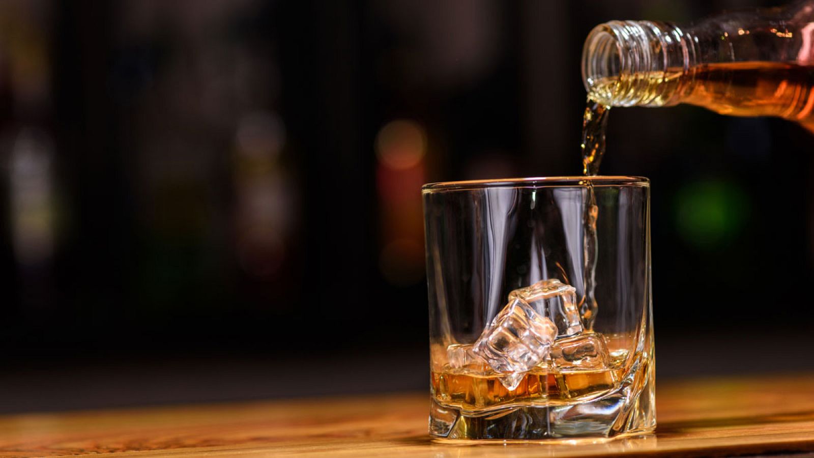 El  el consumo de alcohol en este trabajo científico se ha medido a través de un cuestionario hecho entre 1998 y 2000.