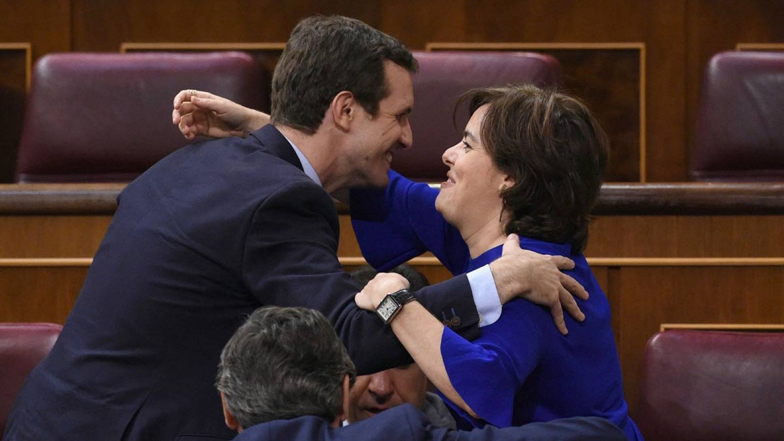 Los precandidatos Sáenz de Santamaría y Casado se saludan en el Congreso de los Diputados