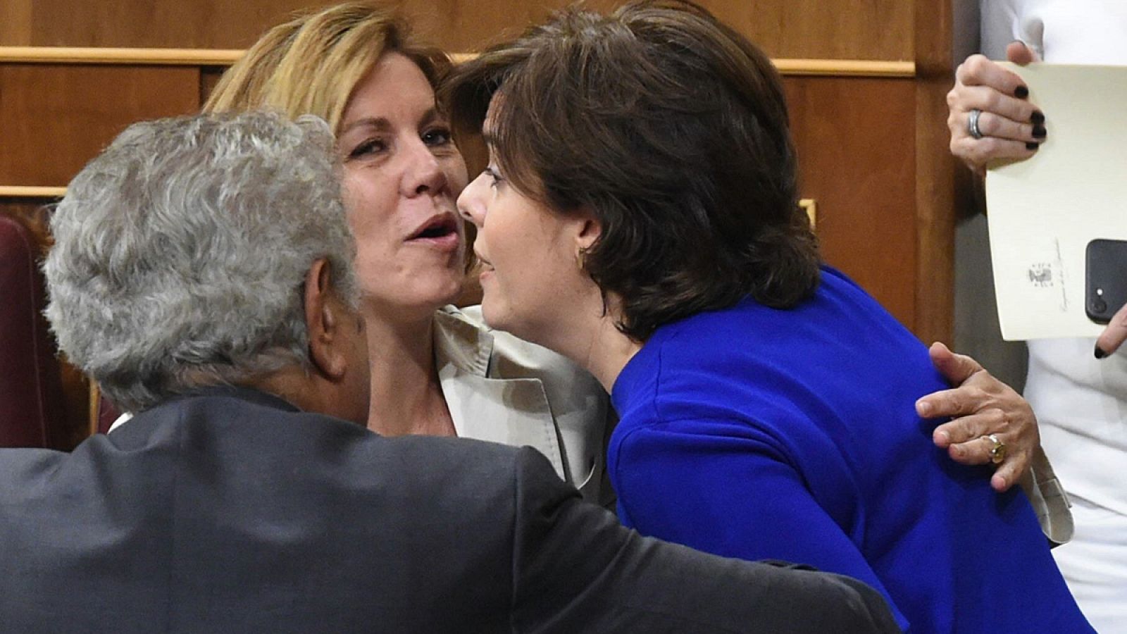 Soraya Sáenz de Santamaría saluda a María Dolores de Cospedal en el Congreso