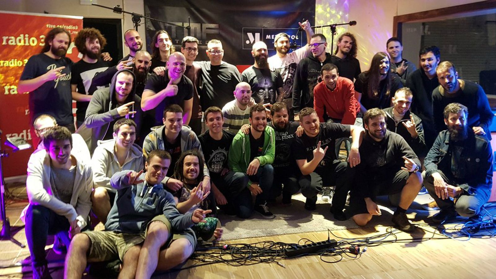 Foto de familia de la final de La Factoría del Fénix con las cinco bandas finalistas y los miembros del jurado