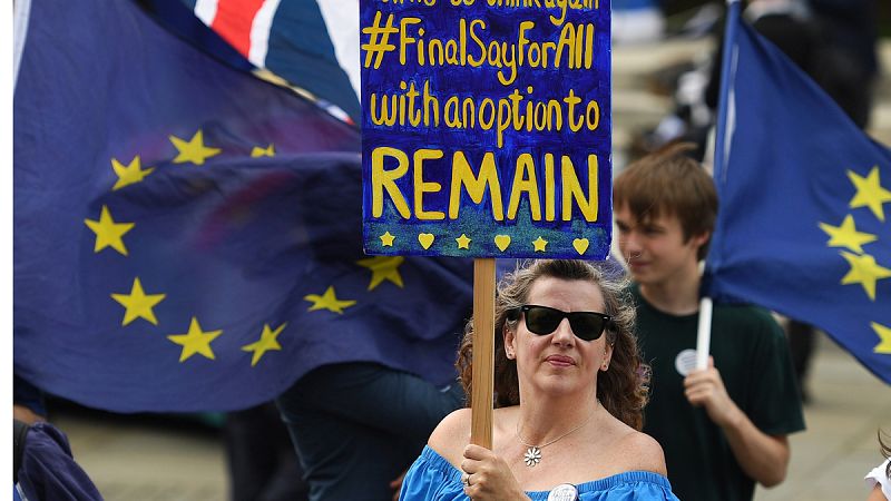 Nombre, dirección y 73 euros: los requisitos para los europeos que quieran seguir en Reino Unido tras el 'Brexit'