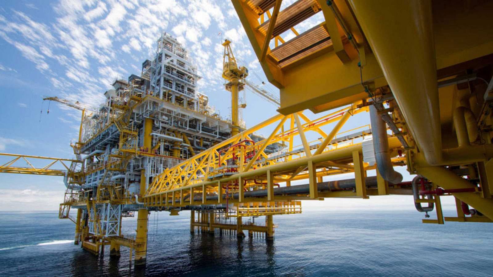 La oferta de crudo se elevará a partir de julio en un millón de barriles diarios