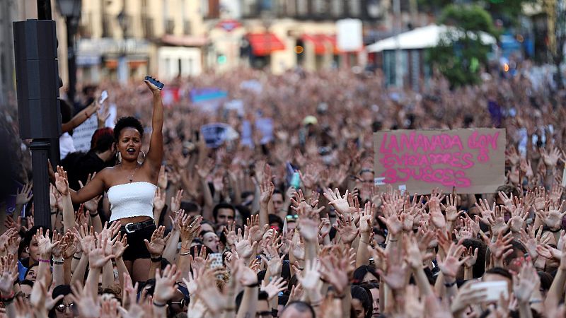 Miles de personas claman en las calles contra la "justicia patriarcal" tras la puesta en libertad de 'La Manada'