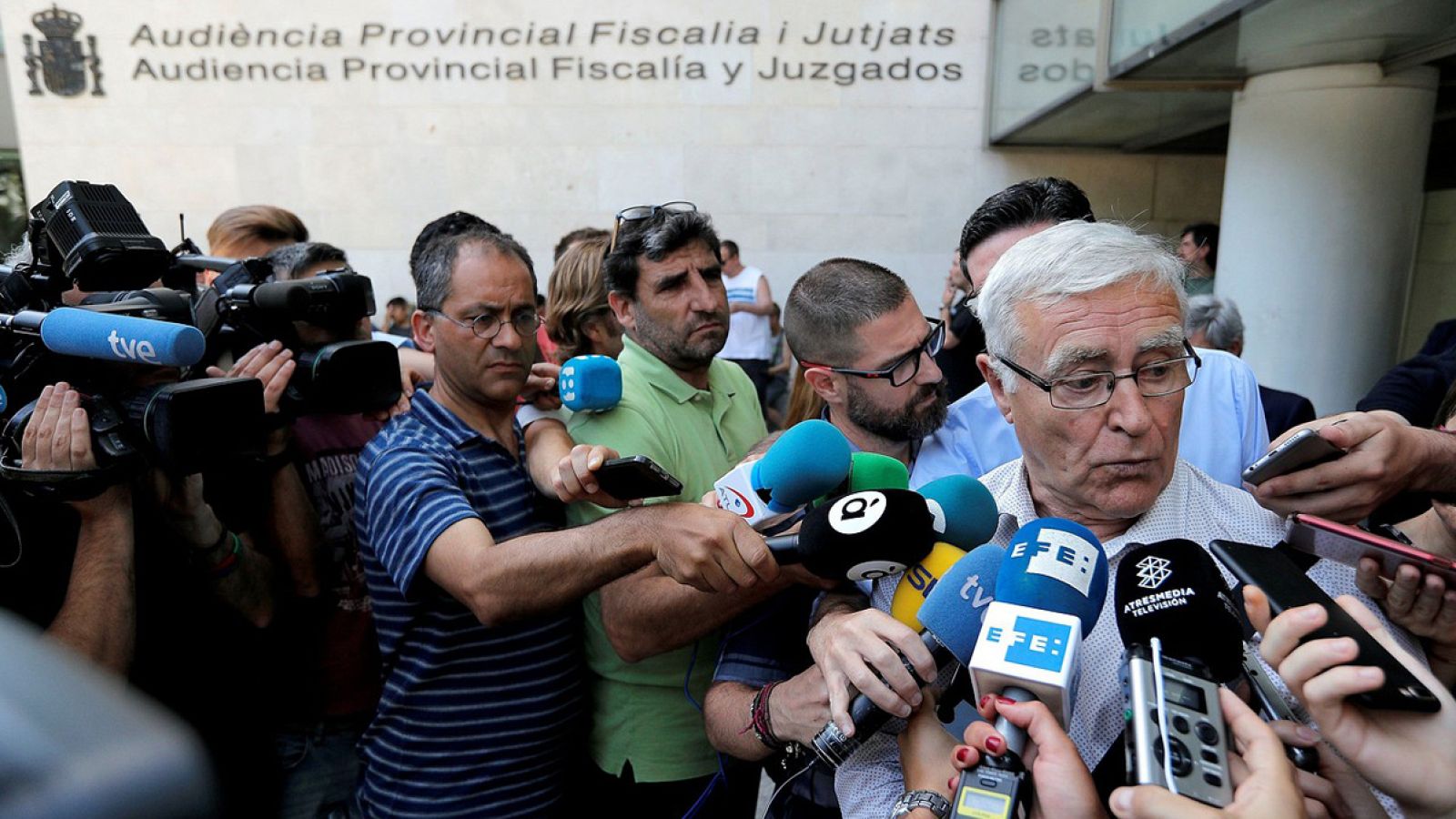 El alcalde de ValEncia, Joan Ribó, atiende a los medios de comunicación a las puertas de la Ciudad de la Justicia
