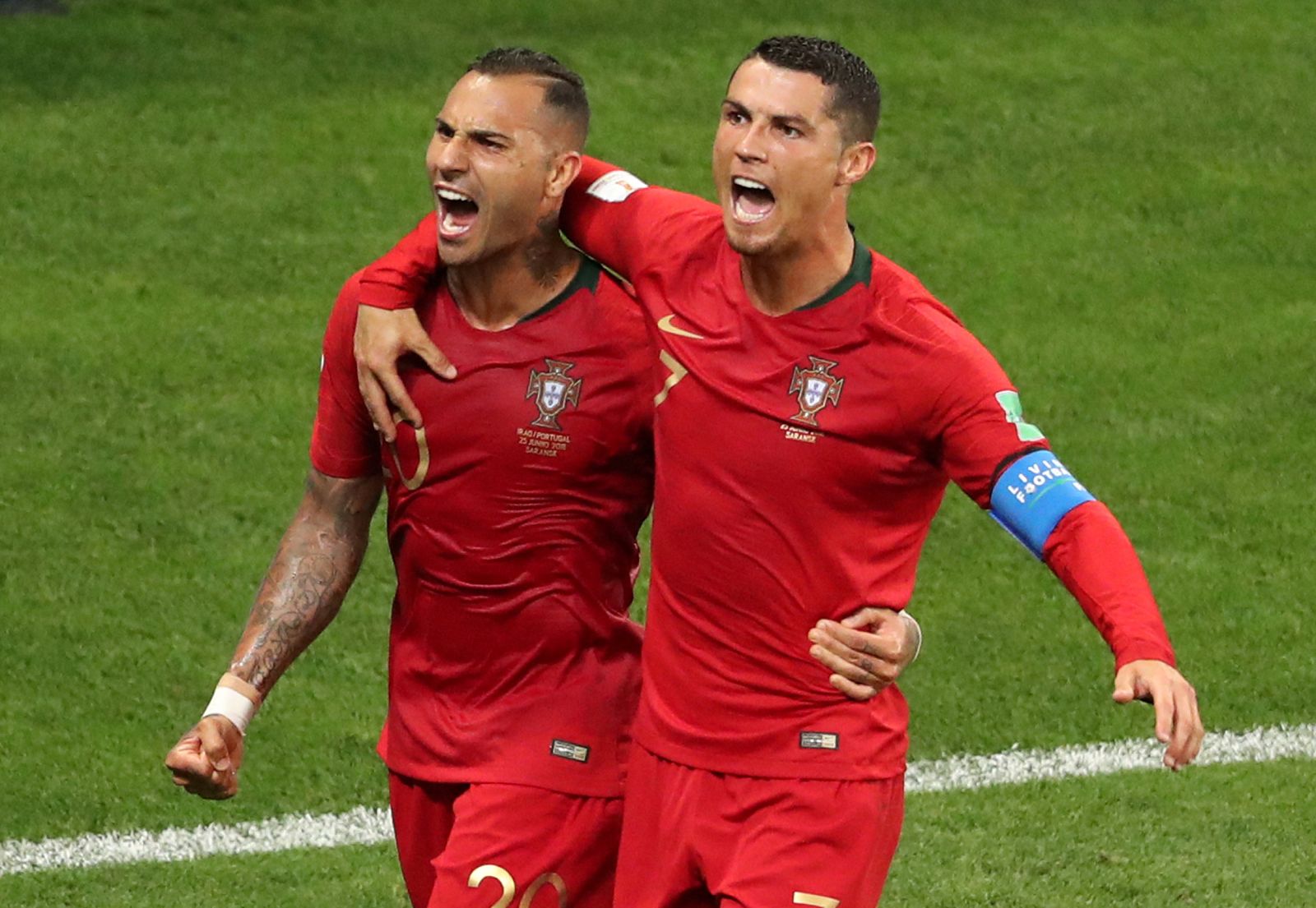 Quaresma y Cristiano Ronaldo celebran el gol de Portugal ante Irán.