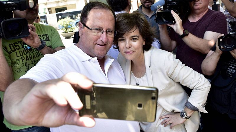 Santamaría se uniría a Cospedal "sin problema" tras la primera vuelta y Casado no lo descarta