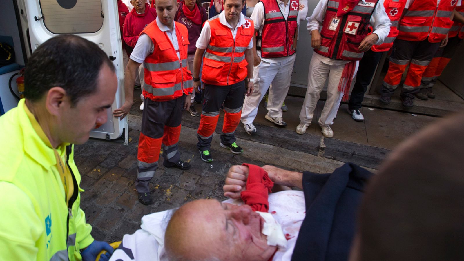 Traslado de un corredor herido en los encierros de San Fermín 2016