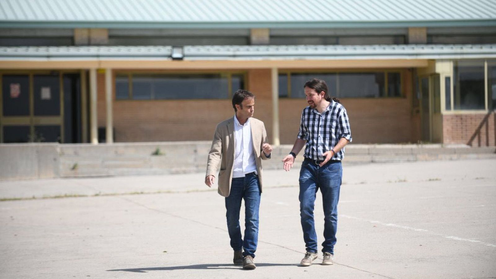 Pablo Iglesias, en compañía de Jaume Asens, abandona Soto del Real tras reunirse con Jordi Cuixart