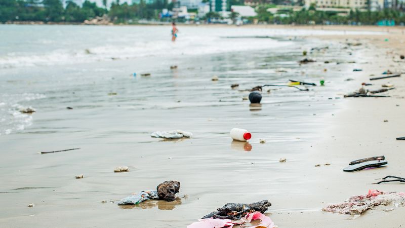 Las 48 peores playas españolas reciben su bandera negra