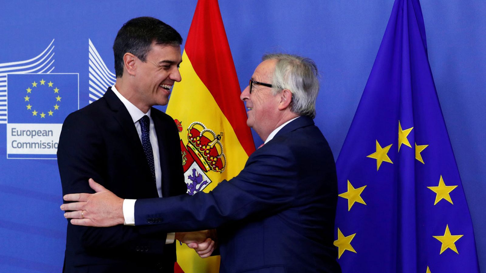Pedro Sánchez es recibido por Jean-Claude Juncker en la sede de la Comisión Europea en Bruselas.