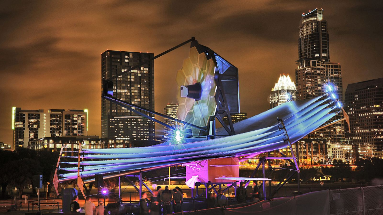 Fotografía facilitada por la NASA, que muestra una maqueta del telescopio espacial James Webb.