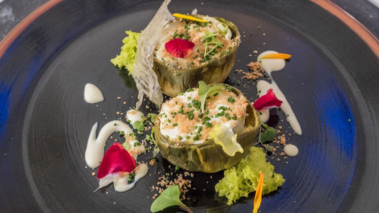 Flor de alcachofa confitada con brandada de bacalao y pan de ajo-perejil