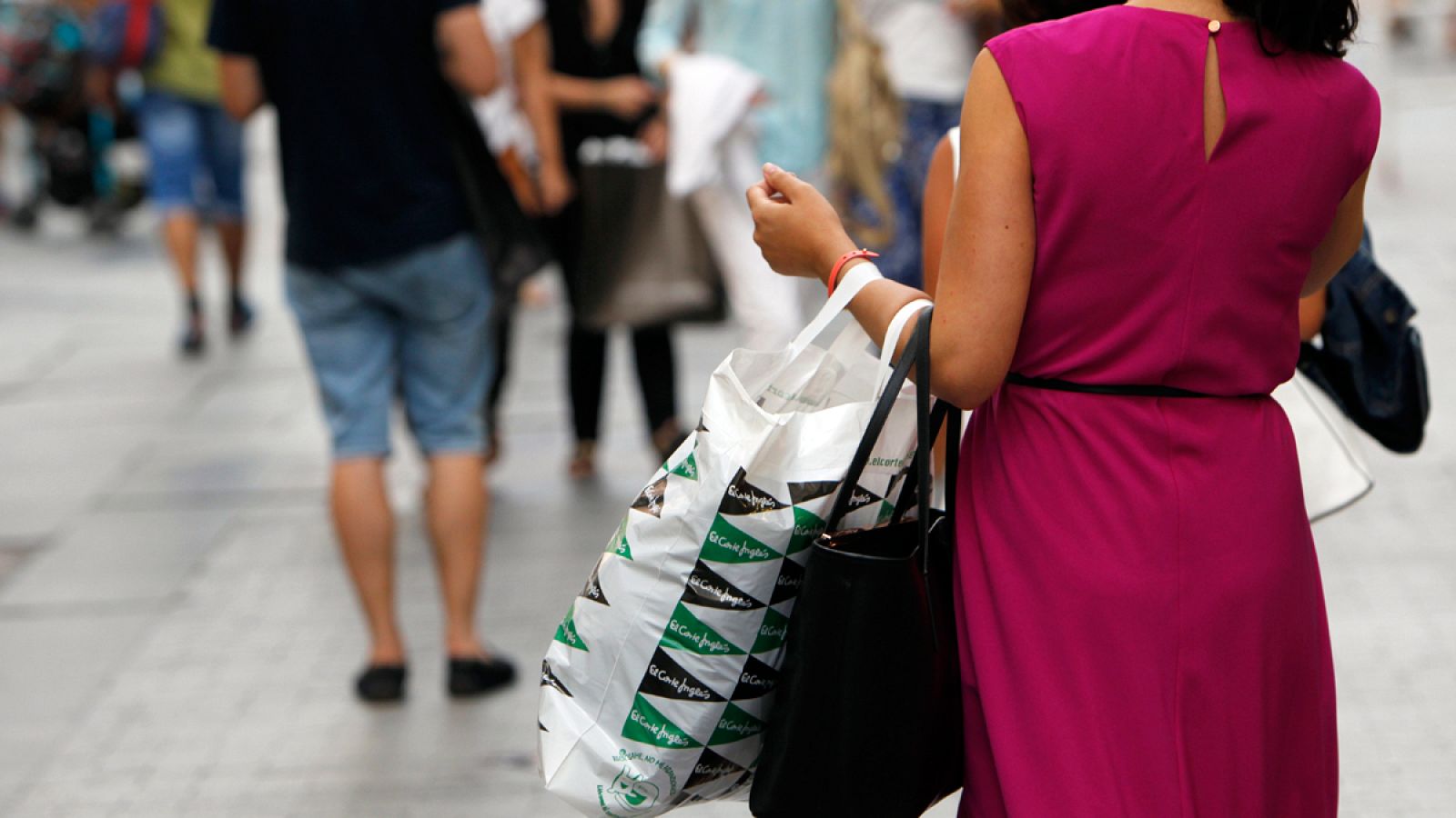 Una turista de compras por el centro de Madrid