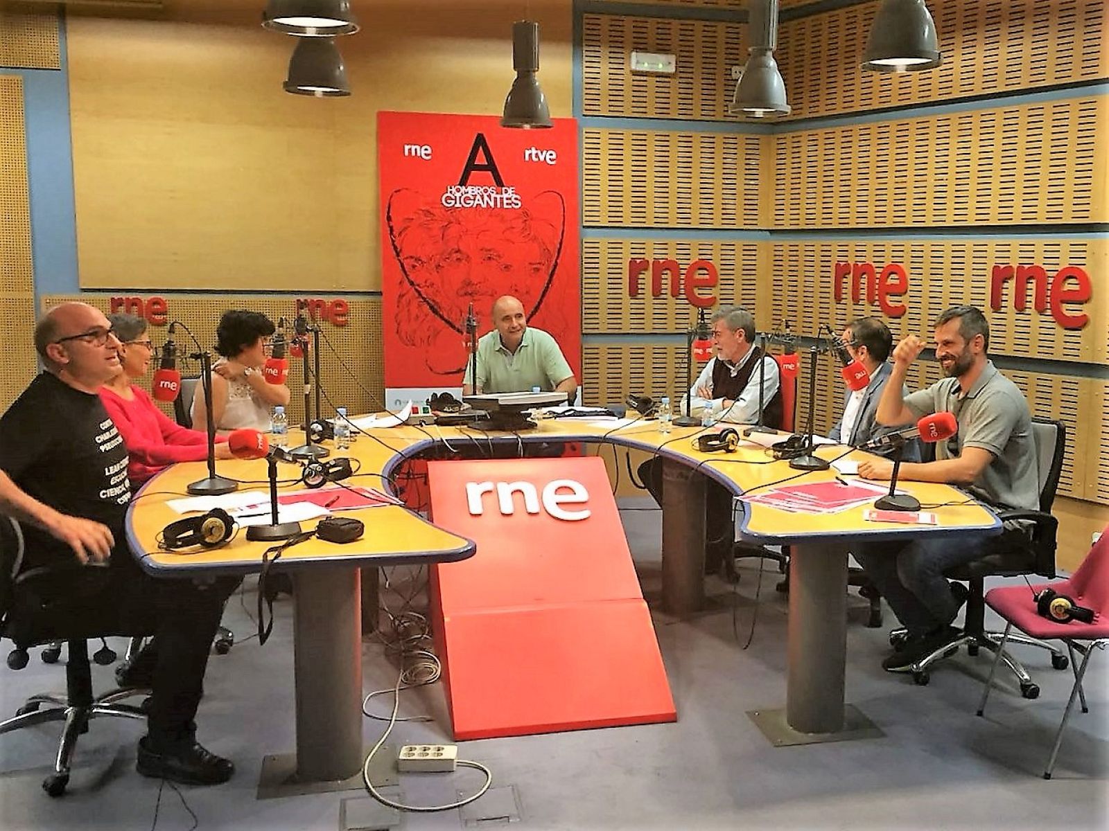 'A hombros de gigantes' cumple 500 programas en RNE
