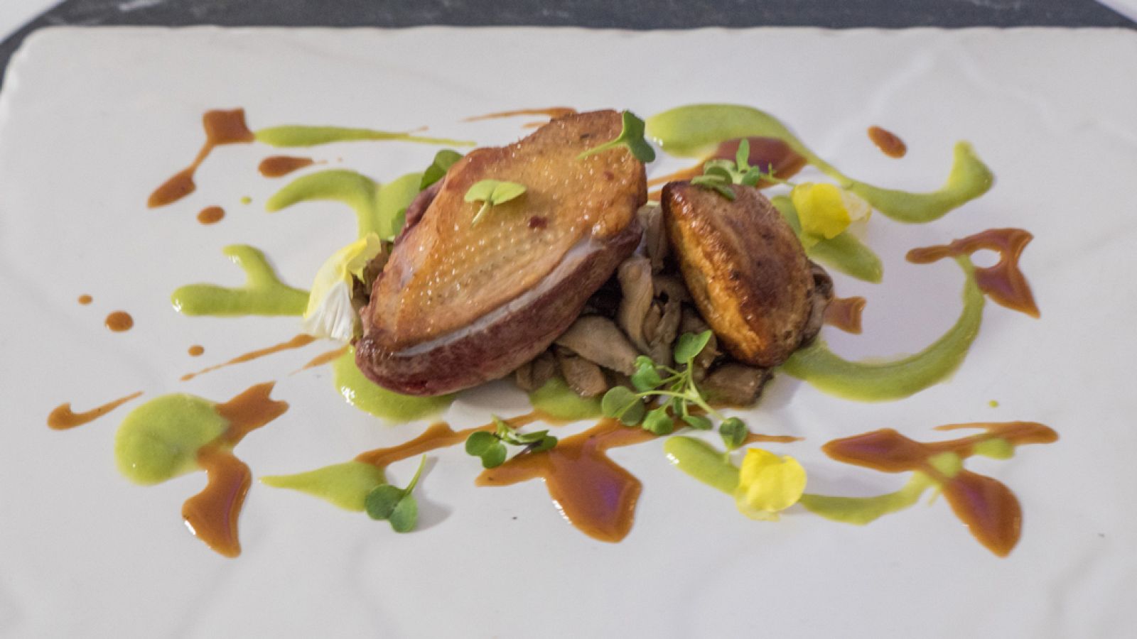 Pichón de bresse con reposado de ensalada líquida de guisante y foie asado