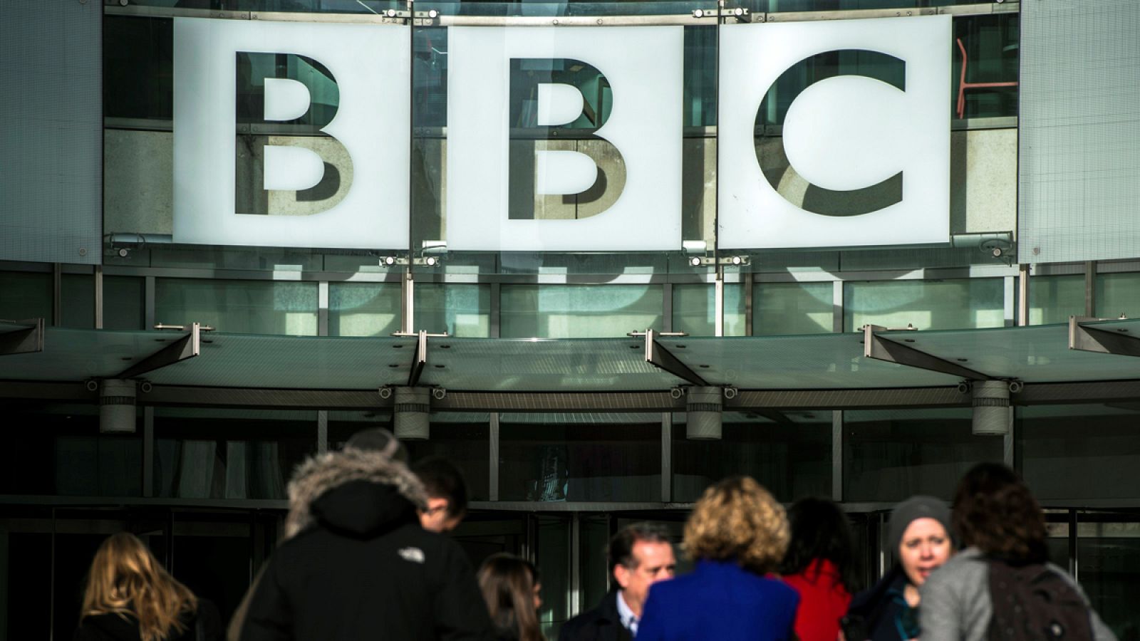 Fachada de la sede de la BBC en Londres, Reino Unido.