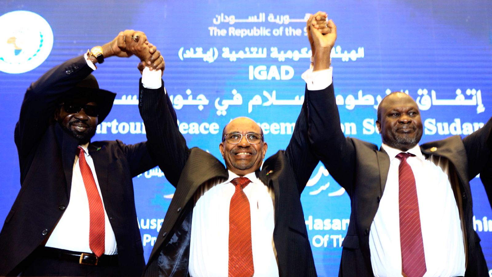 El presidente de Sudán, Omar al-Bashir, celebra la firma del acuerdo de alto el fuego con el presidente de Sudán del Sur, Salva Kiir, y el líder rebelde, Riek Machar