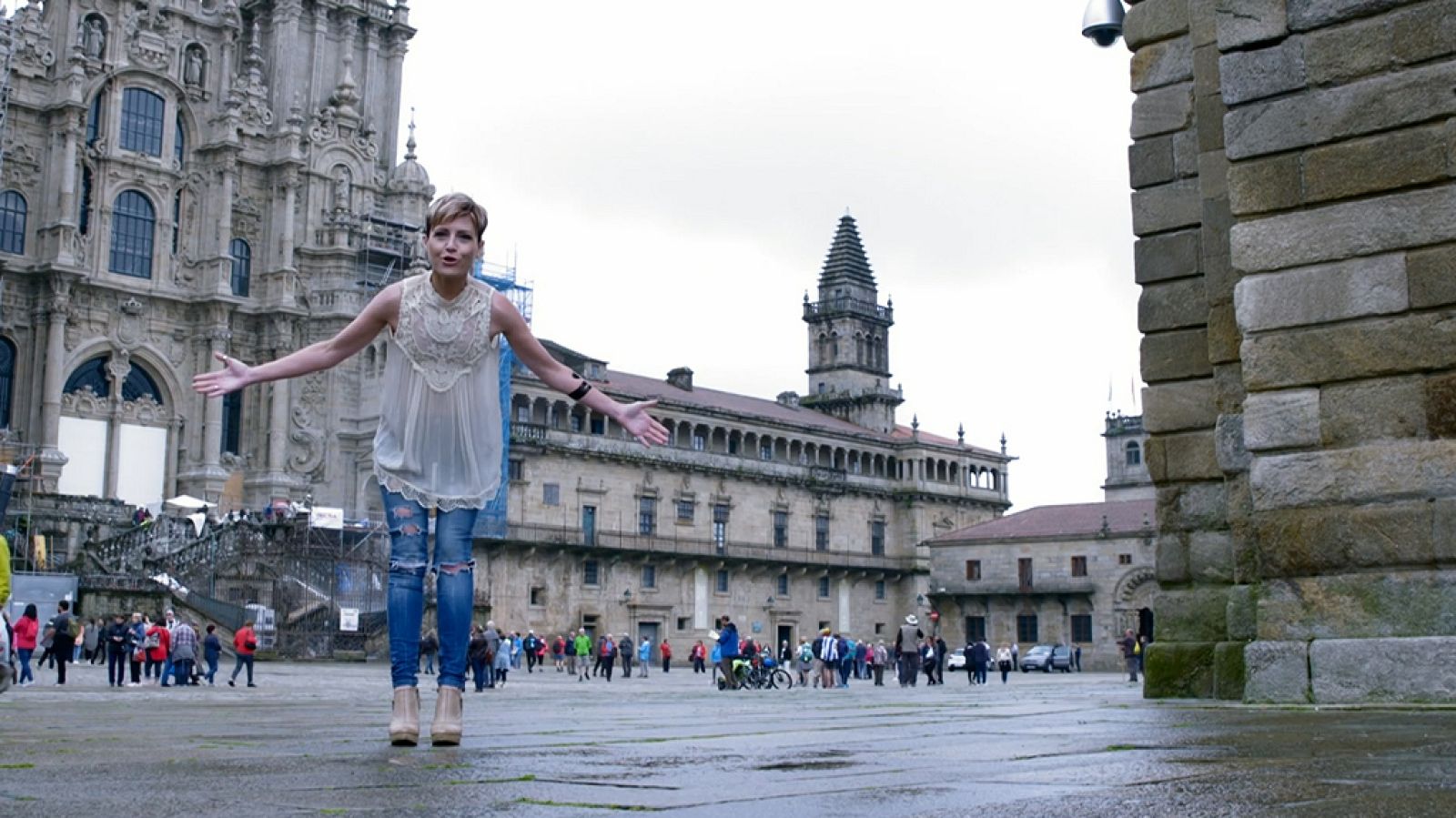 Sara en la plaza del Obradoiro