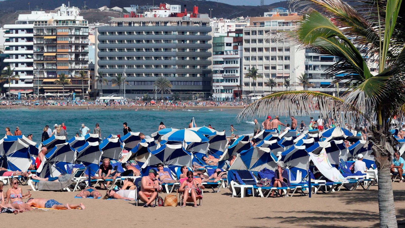 Veraneantes en  Las Palmas de Gran Canaria en una imagen de archivo