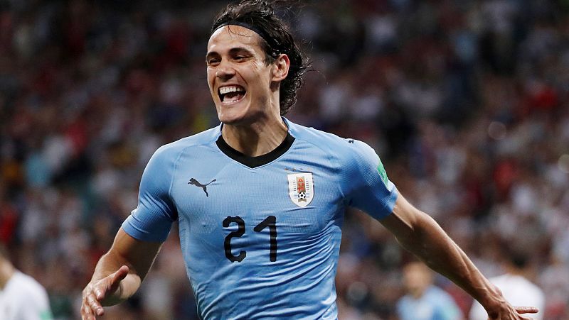 Cavani mete a Uruguay en cuartos del Mundial pero se rompe tras vencer a Portugal