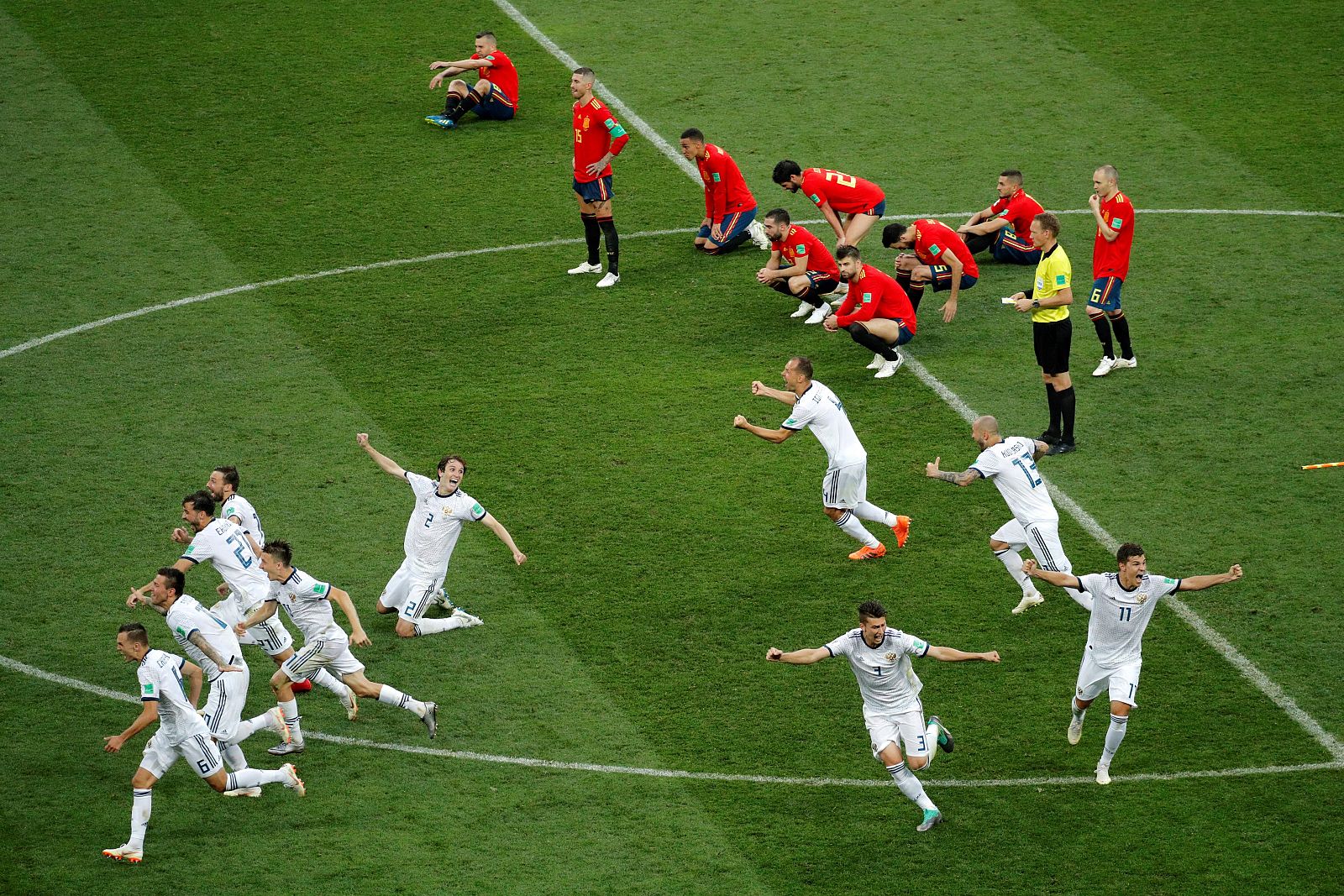 Los jugadores rusos celebran la victoria tras el partido España-Rusia.