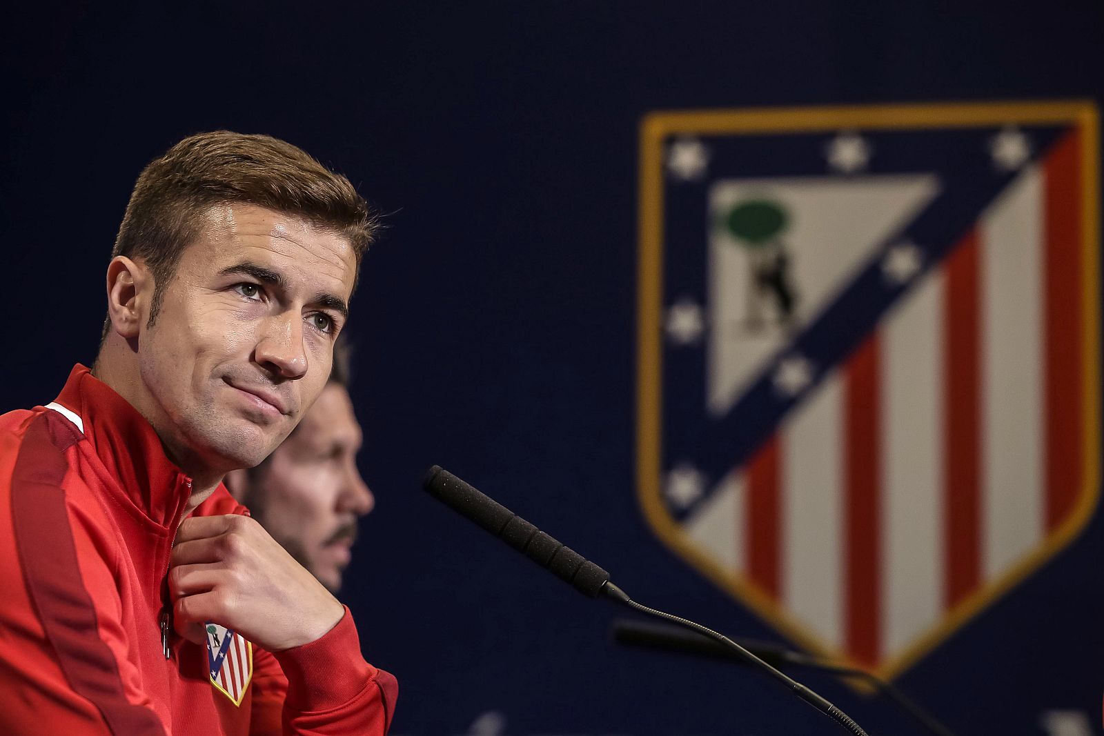 Gabi, en una rueda de prensa junto a Simeone