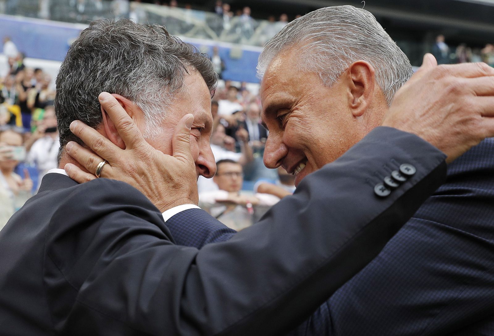Osorio y Tite sa saludan antes del partido
