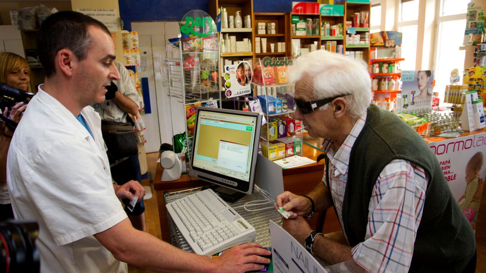 Un farmaceutico atiende a un paciente en una oficina de farmacia del País Vasco