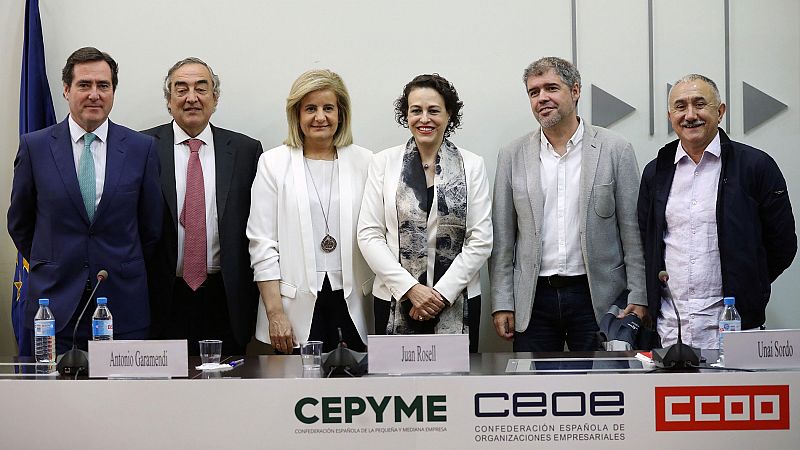 Sindicatos y patronales firman el acuerdo para negociación colectiva en presencia de la ministra actual y su predecesora