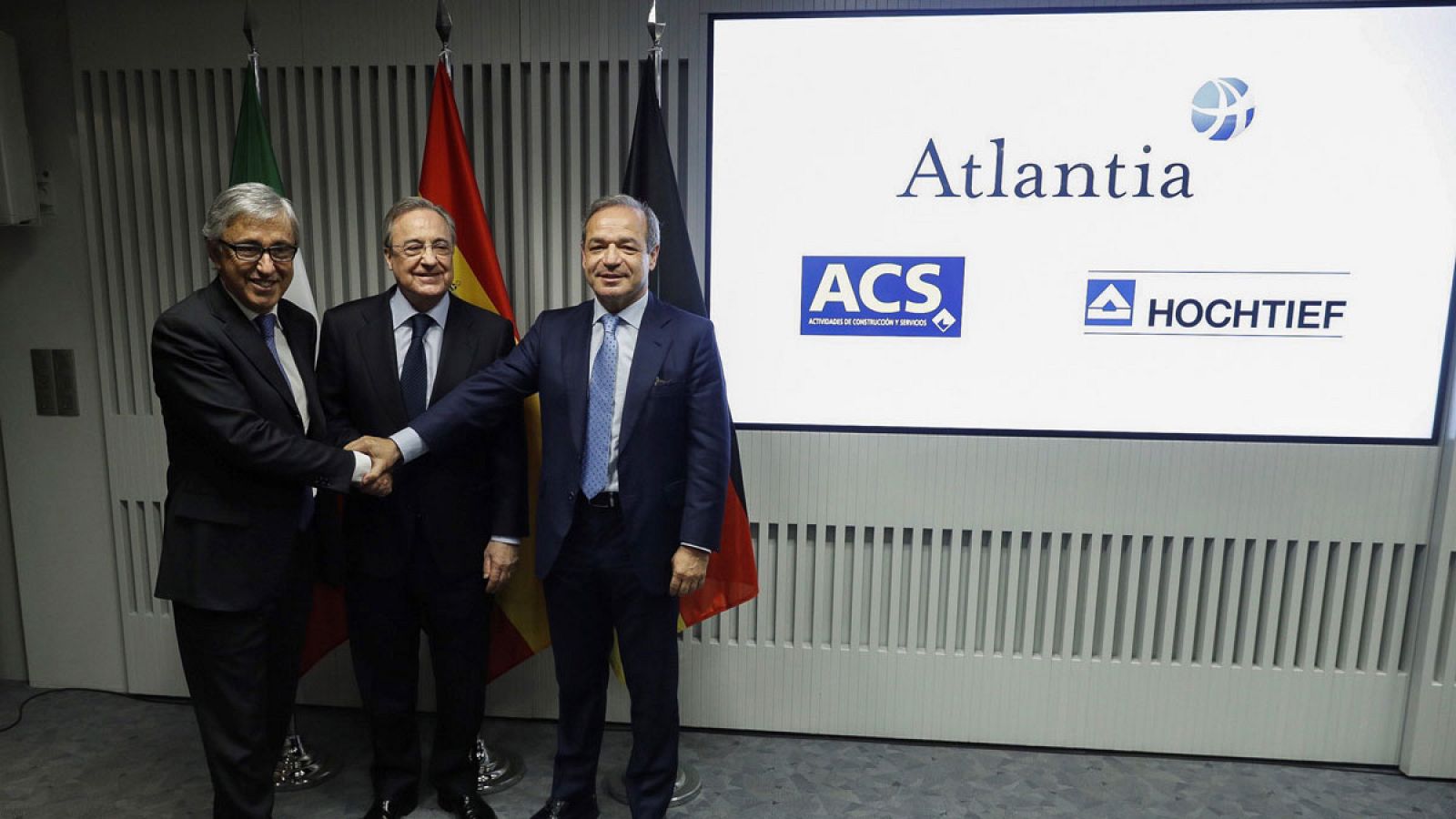 Fotografía del pasado mes marzo del presidente de ACS, Florentino Pérez (c); el consejero delegado de Atlantia, Giovanni Castelluci (i), y el presidente de Hochtief, Marcelino Fernández Verdes (d).