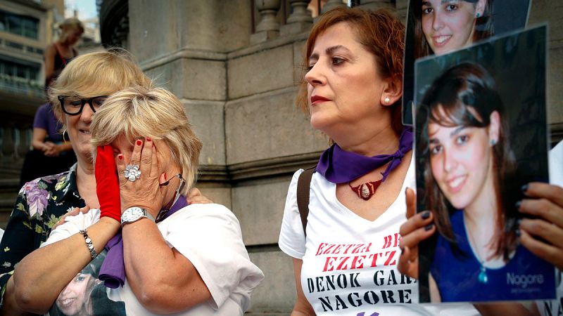 La madre de Nagore Laffage coloca una pancarta en el Ayuntamiento de Irún en memoria de su hija