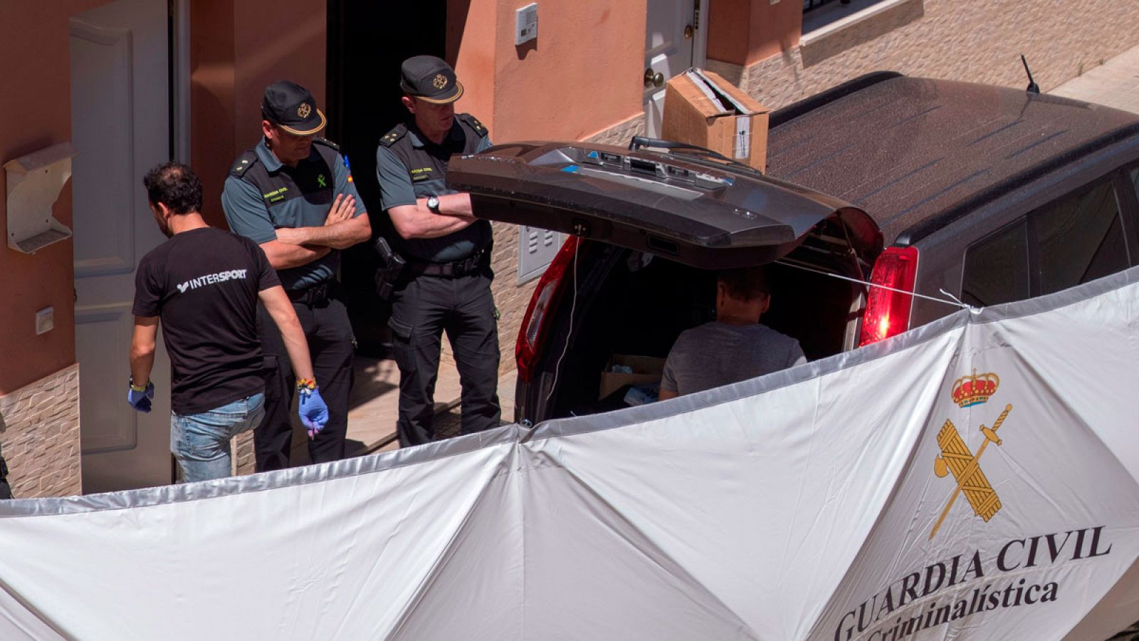 Agentes de la Guardia Civil en la vivienda de Lepe en la que una mujer ha sido asesinada