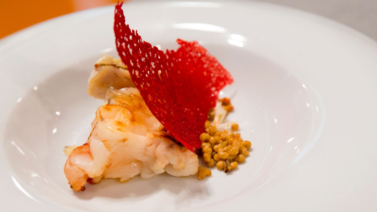 Caldereta de langosta y salmonete con sal de escamas y caviar de coral