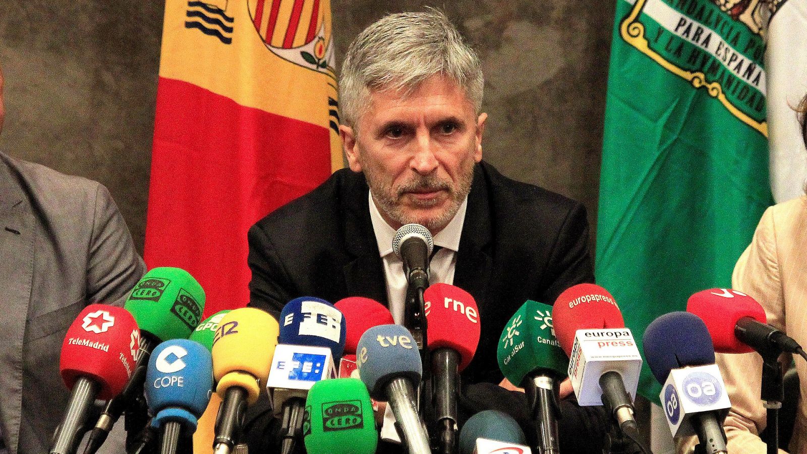 El ministro del Interior, Fernando Grande-Marlaska, en rueda de prensa en La Línea de la Concepción (Cádiz)