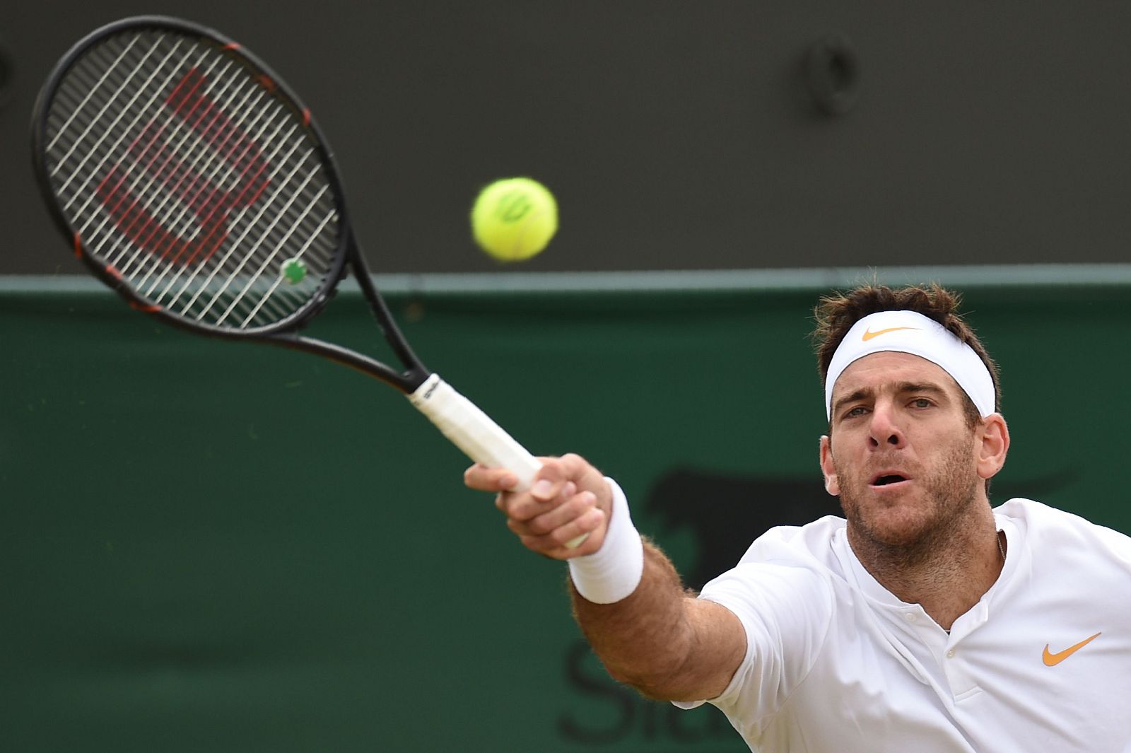 Del Potro devuelve una bola a Simon este martes