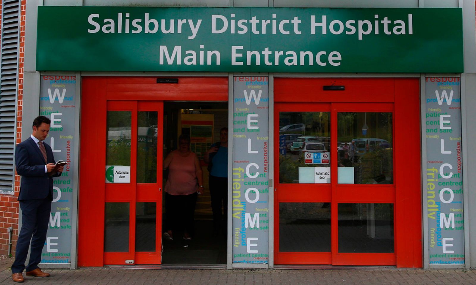 Entrada del hospital donde se encuentra el británico envenenado con "novichok"