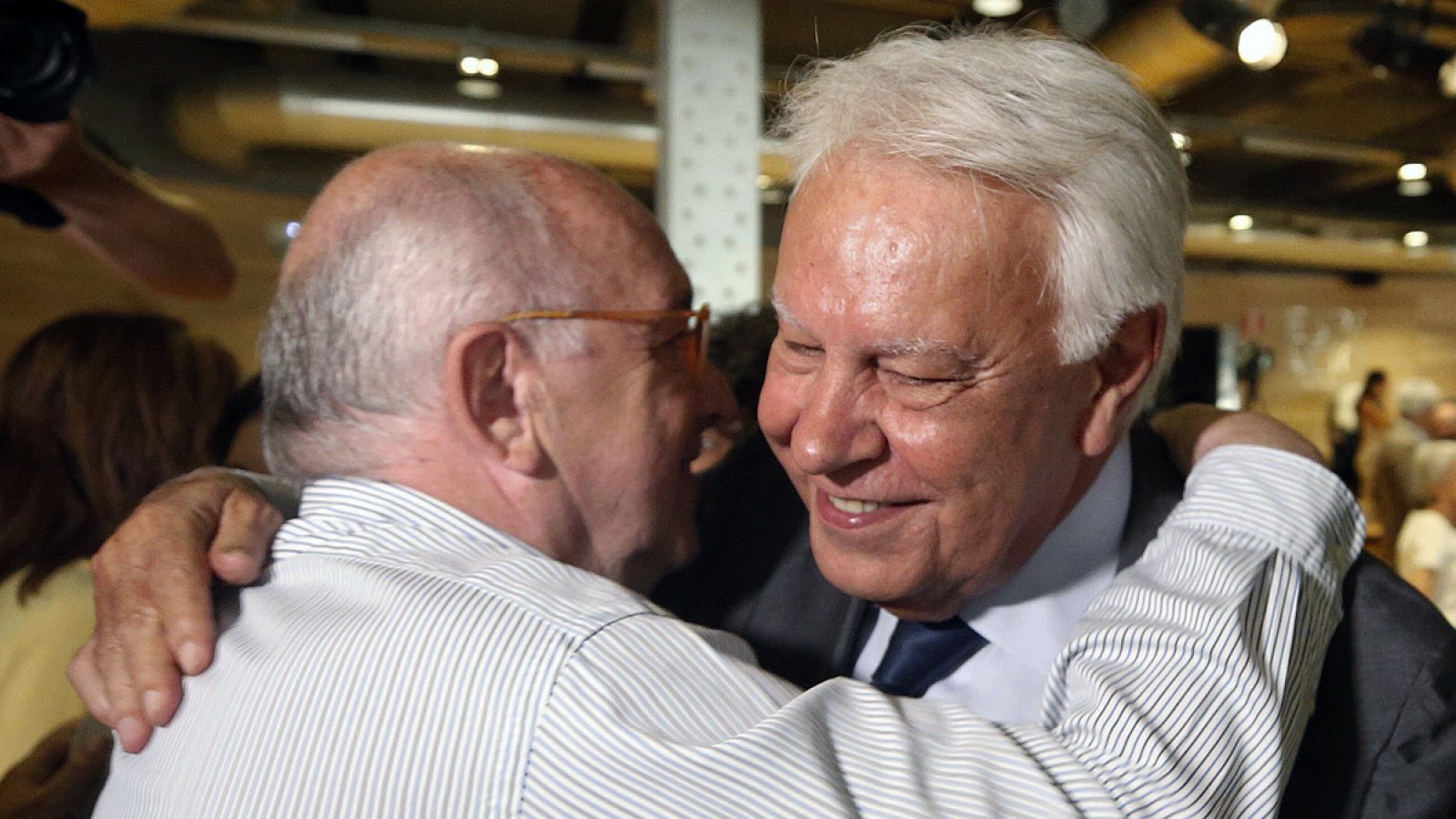 El expresidente del Gobierno Felipe González saluda a Joaquín Almunia