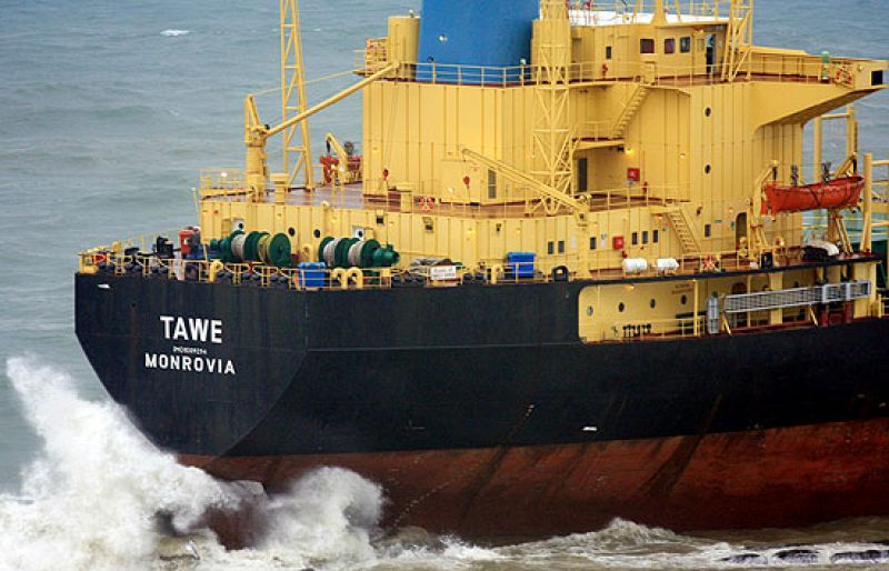 El temporal deja dos heridos y dos buques embarrancados en Algeciras 