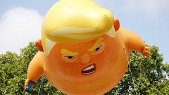 Un globo de un bebé con la cara de Trump abre las protestas contra su visita a Reino Unido