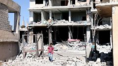 Mueren al menos 54 personas en bombardeos sobre una zona controlada por los yihadistas en Siria